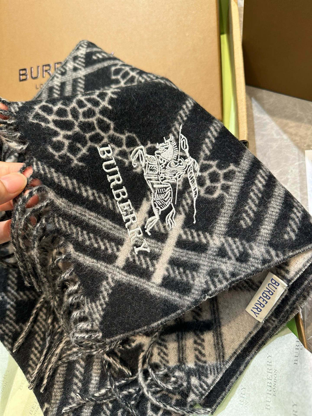 BURBERRY CLASSIC CHECK SCARF 168 CM IN BLACK CASHMERE 396320