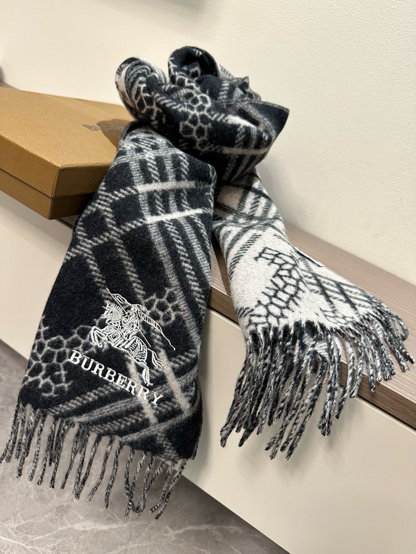 BURBERRY CLASSIC CHECK SCARF 168 CM IN BLACK CASHMERE 396320