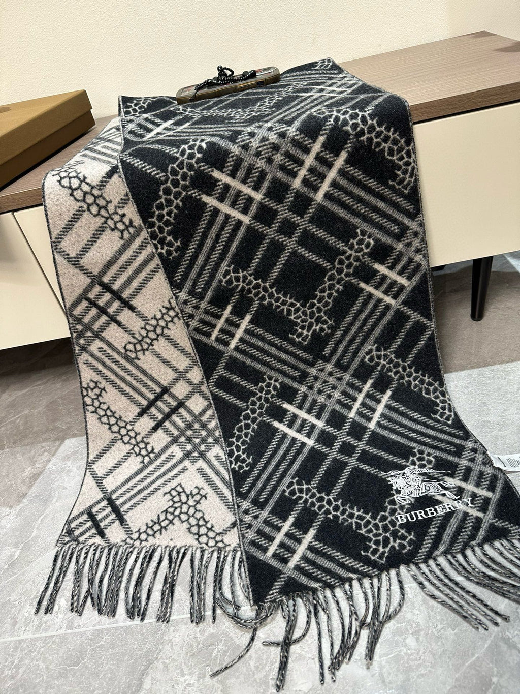 BURBERRY CLASSIC CHECK SCARF 168 CM IN BLACK CASHMERE 396320