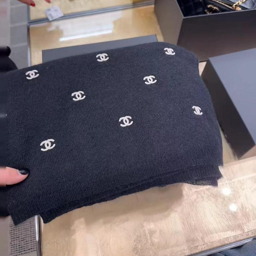 CHANEL SCARF 190 CM IN BLACK CASHMERE WITH EMBROIDERED LOGO 402002