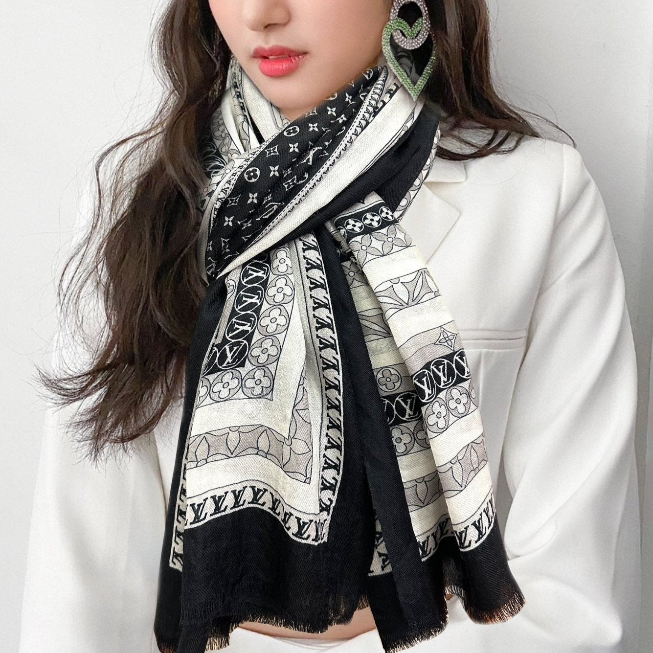 LOUIS VUITTON SCARF 200 CM IN BLACK MIX WHITE CASHMERE 394889
