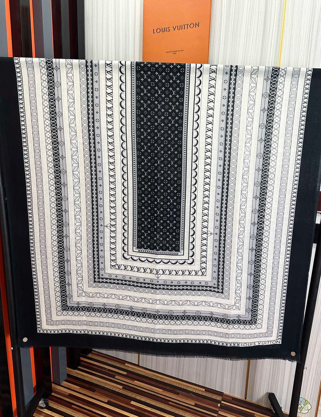 LOUIS VUITTON SCARF 200 CM IN BLACK MIX WHITE CASHMERE 394889