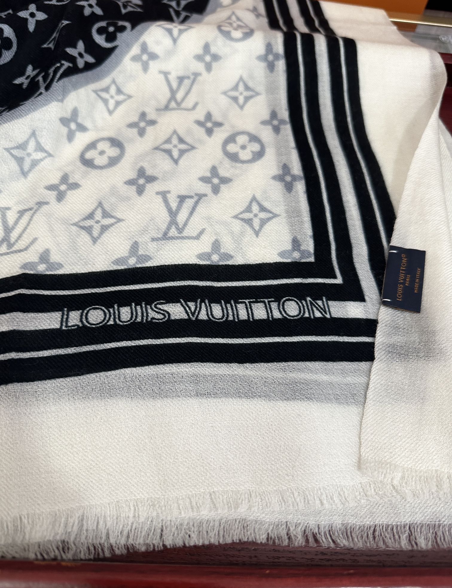 LOUIS VUITTON SCARF 200 CM IN BLACK MIX WHITE CASHMERE 400032