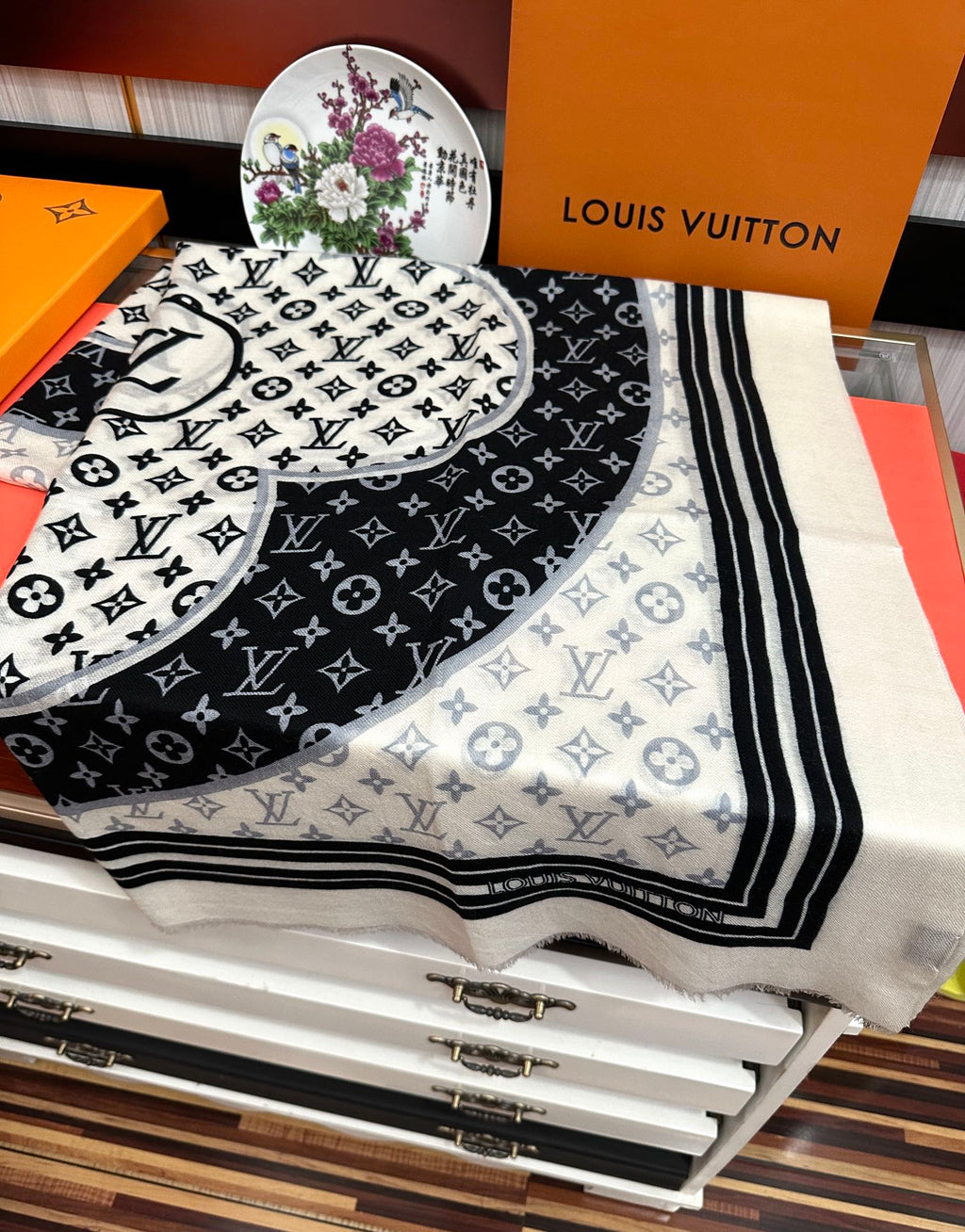 LOUIS VUITTON SCARF 200 CM IN BLACK MIX WHITE CASHMERE 400032