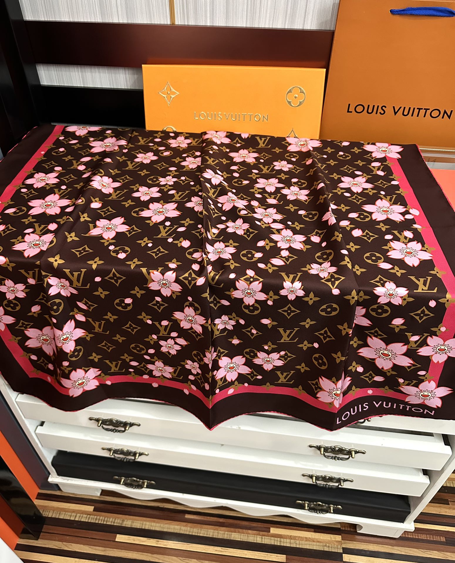 LOUIS VUITTON LV SCARF 90 CM IN SILK 723121