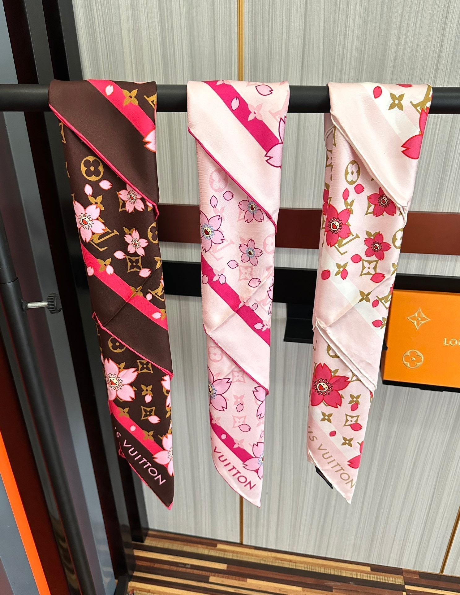 LOUIS VUITTON LV SCARF 90 CM IN SILK 723123