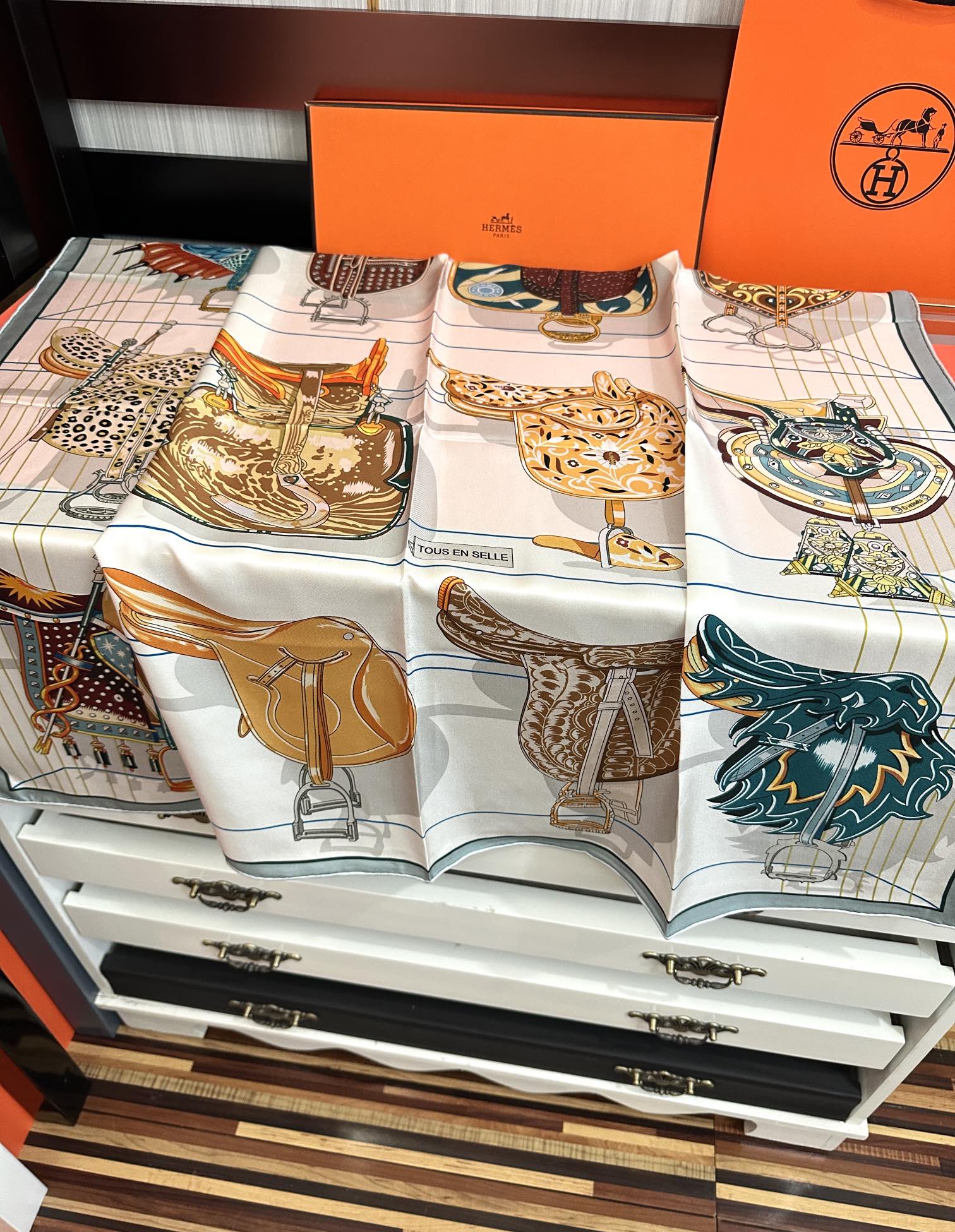 HERMES HERMES 25S SCARF 90 IN SILK 001