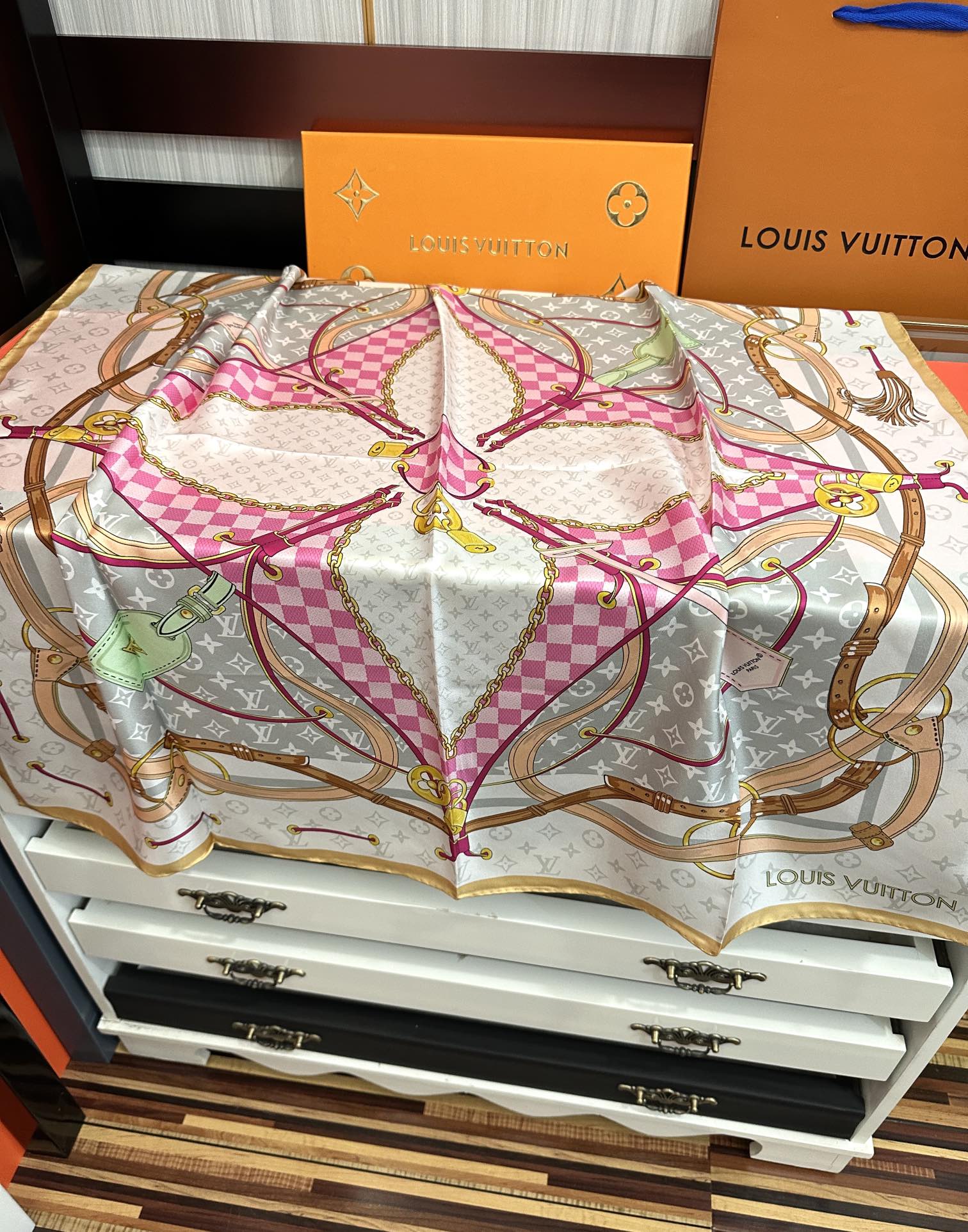 LOUIS VUITTON LV SCARF 90 CM IN SILK 729072