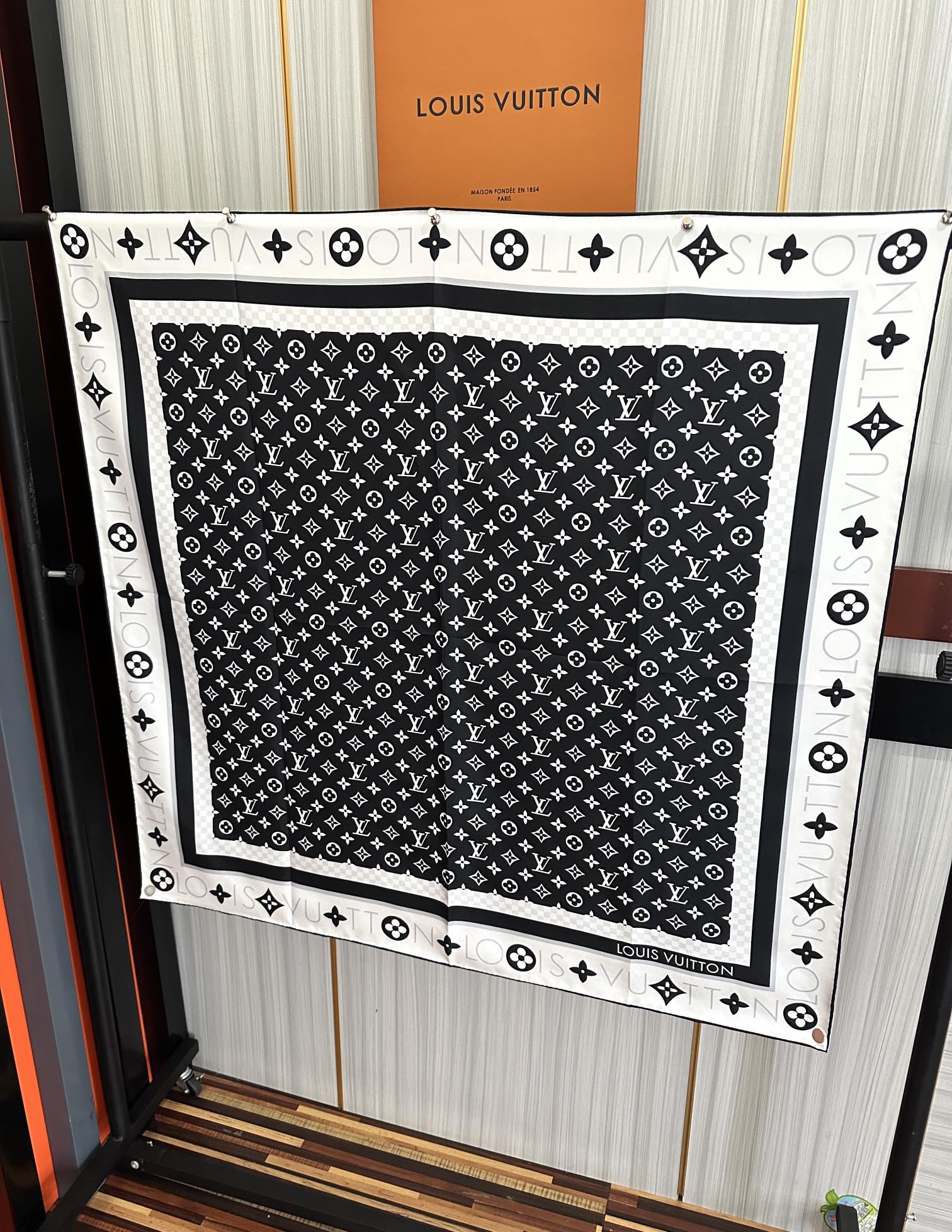 LOUIS VUITTON LV SCARF 90 CM IN SILK 732040