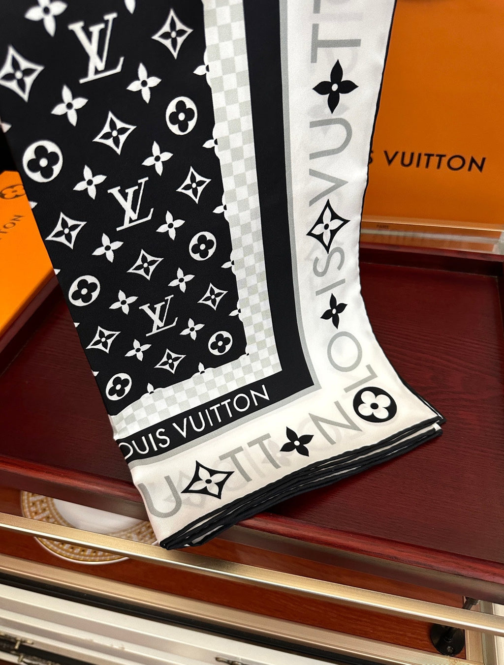 LOUIS VUITTON LV SCARF 90 CM IN SILK 732040