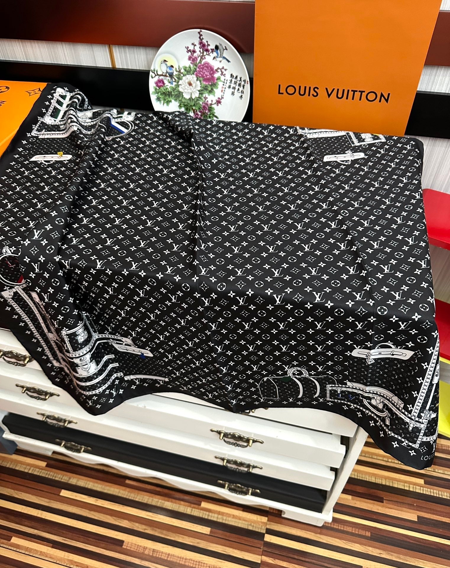 LOUIS VUITTON LV SCARF 90 CM IN SILK 733839