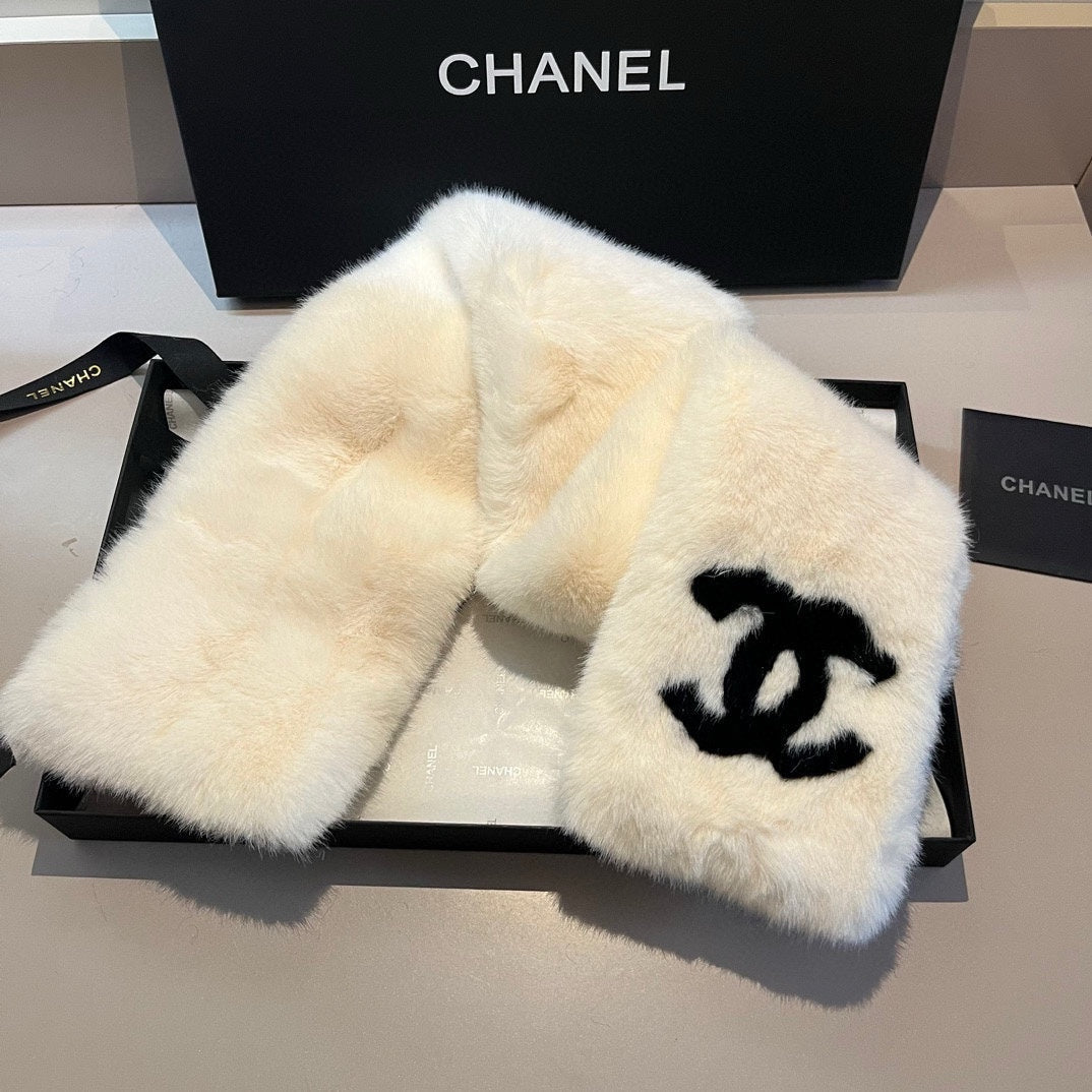 CHANEL SCARF IN WHITE RABBIT FUR WITH BLACK LOGO 397437
