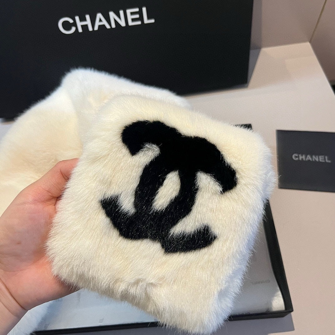 CHANEL SCARF IN WHITE RABBIT FUR WITH BLACK LOGO 397437