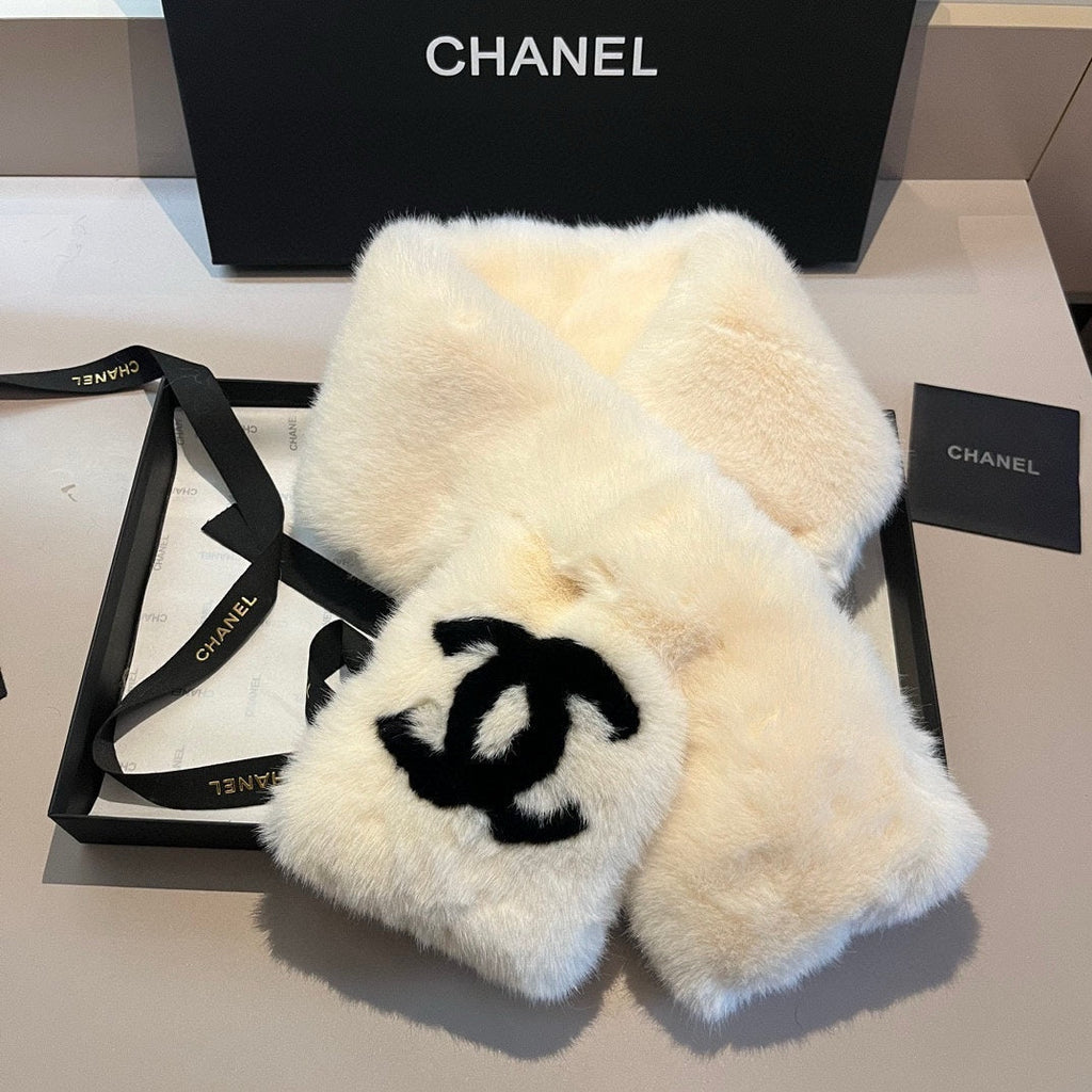 CHANEL SCARF IN WHITE RABBIT FUR WITH BLACK LOGO 397437