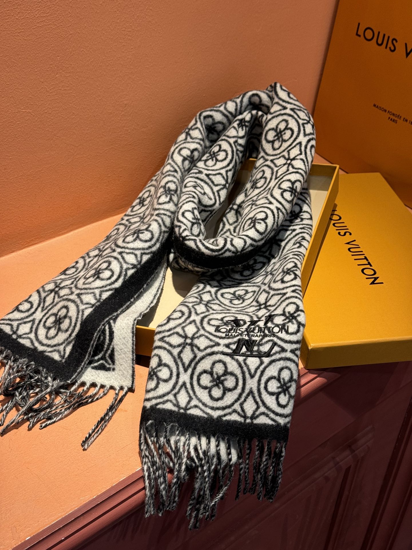 LOUIS VUITTON FLOWER MONOGRAM SCARF 180 CM IN BLACK MIX WHITE CASHMERE 388305