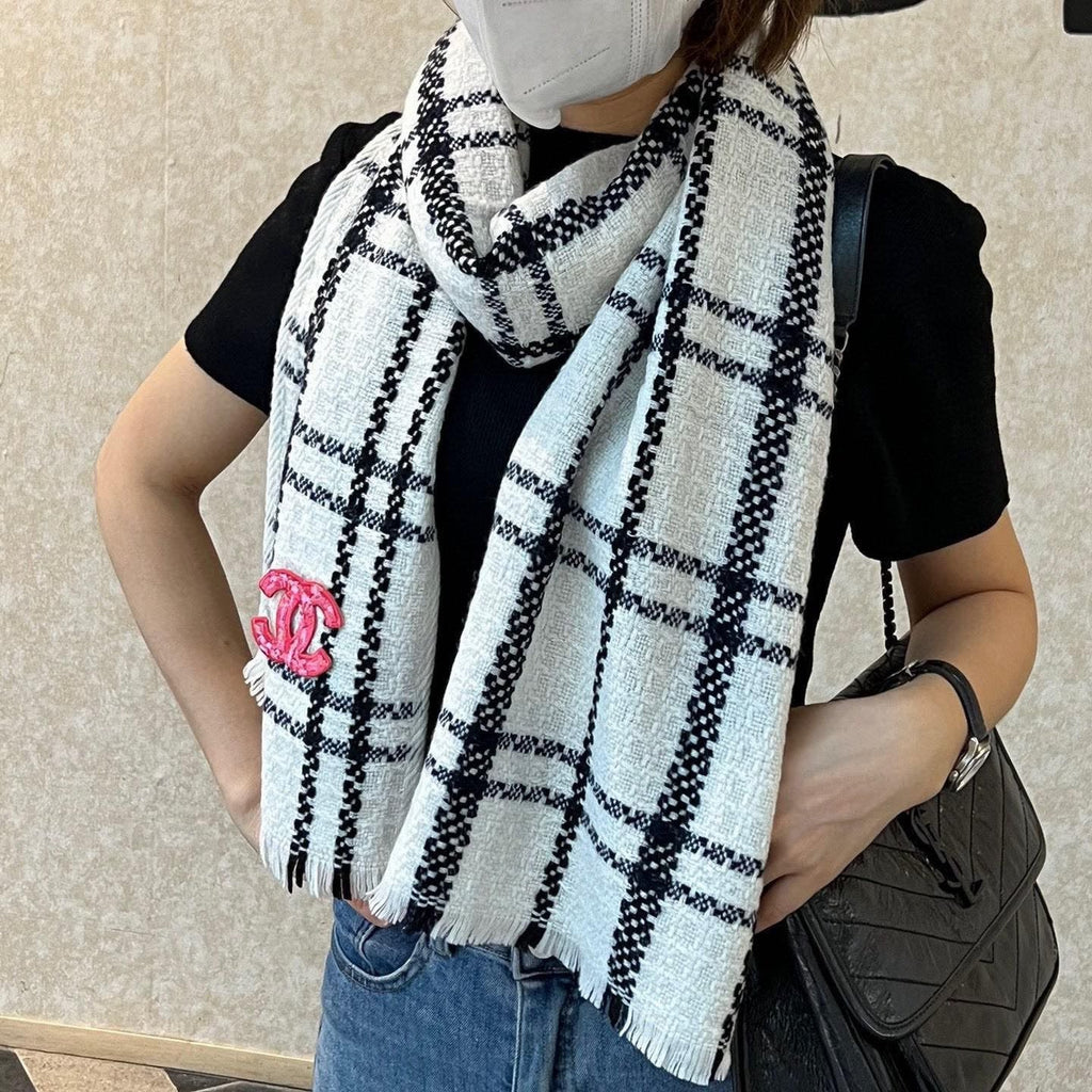 CHANEL SCARF 190 CM IN WHITE MIX BLACK CASHMERE WITH RED LOGO 396472