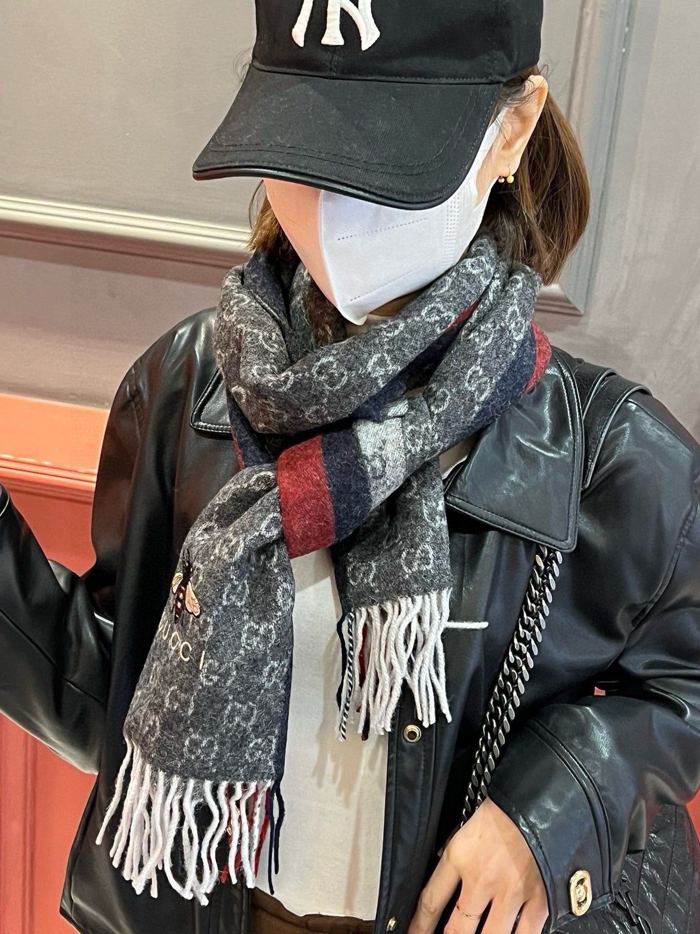 GUCCI SCARF 180 CM IN BLACK CASHMERE WITH BEE PATTERN 396473