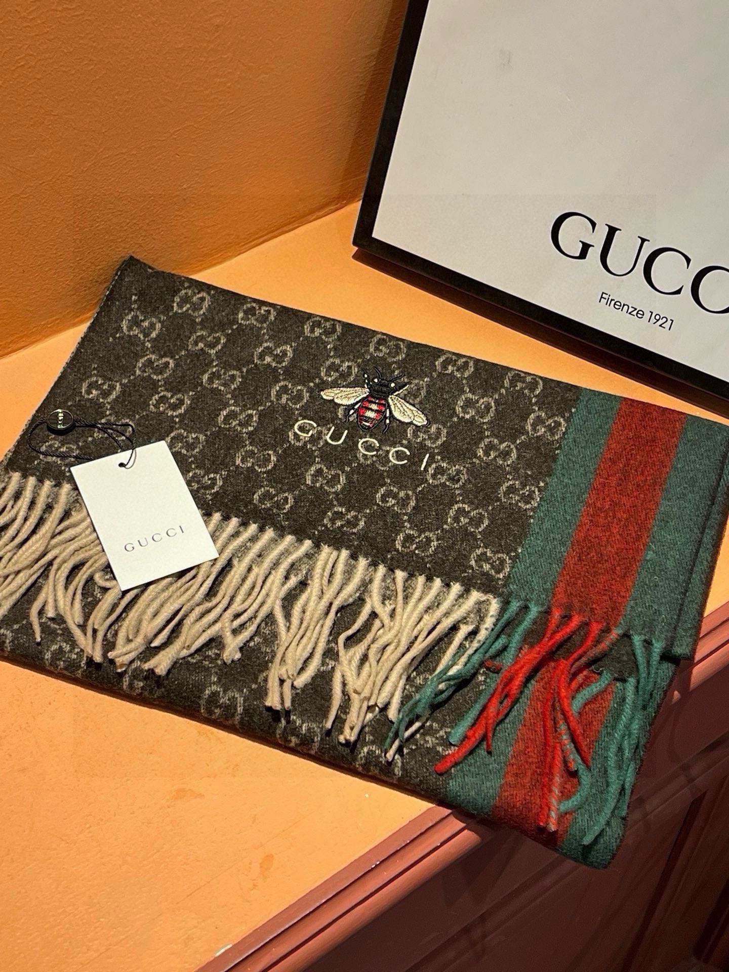 GUCCI SCARF 180 CM IN CAROB BROWN CASHMERE WITH BEE PATTERN 396475