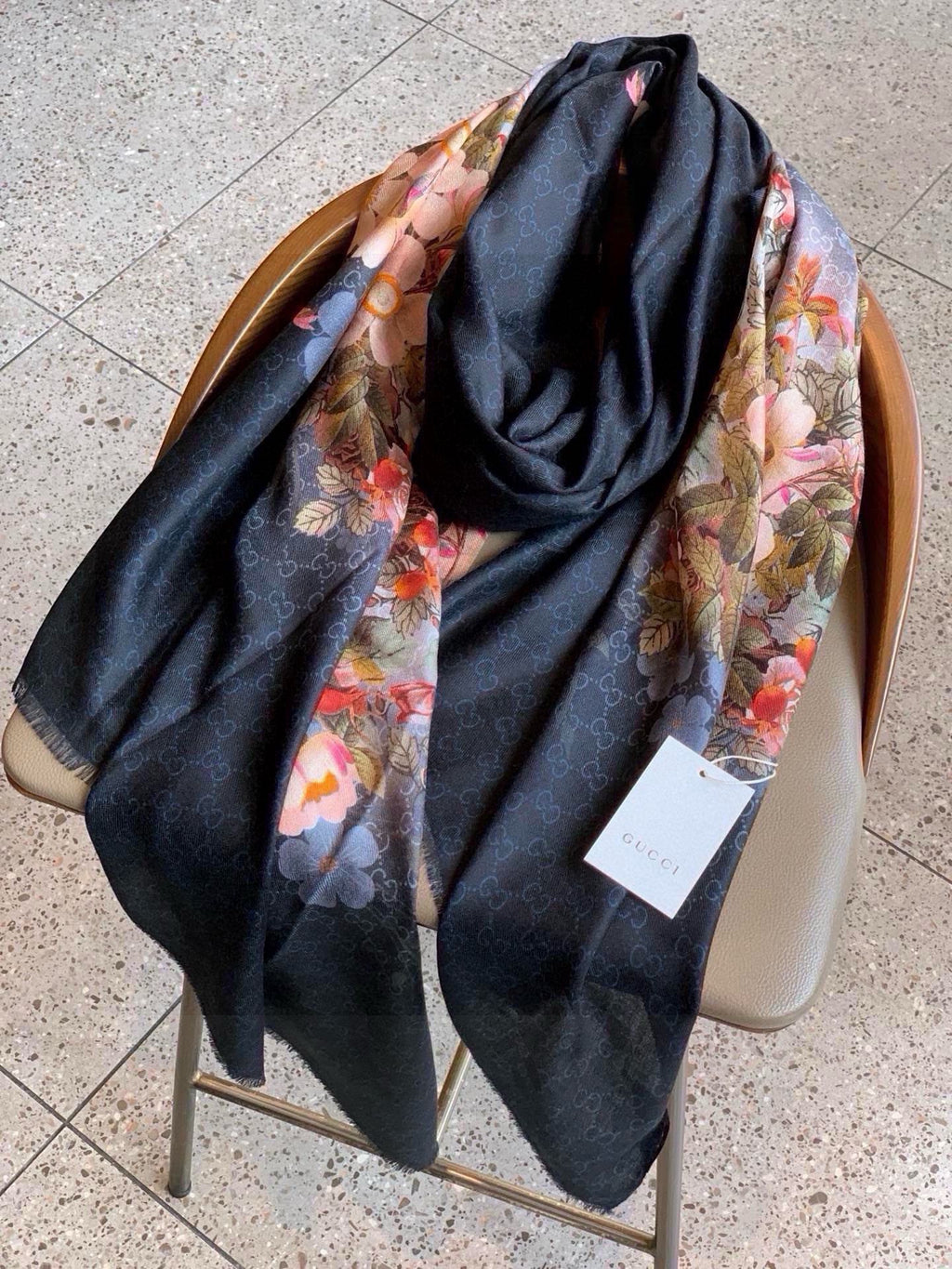 GUCCI SCARF 200 CM IN BLACK CASHMERE WITH COLORFUL FLOWER 405252