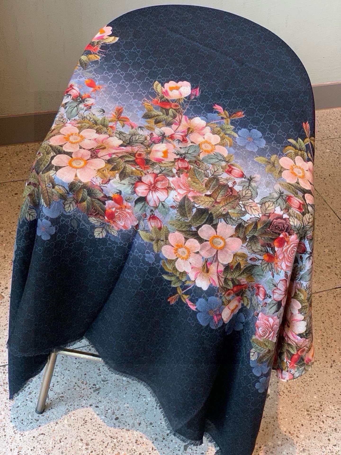 GUCCI SCARF 200 CM IN BLACK CASHMERE WITH COLORFUL FLOWER 405252