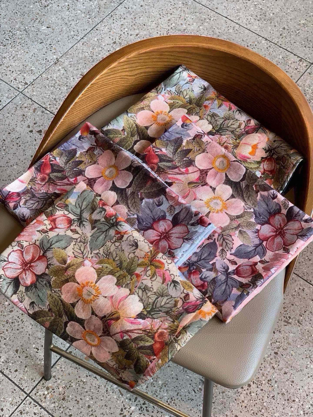 GUCCI SCARF 200 CM IN MEDIUM BROWN CASHMERE WITH COLORFUL FLOWER 405254