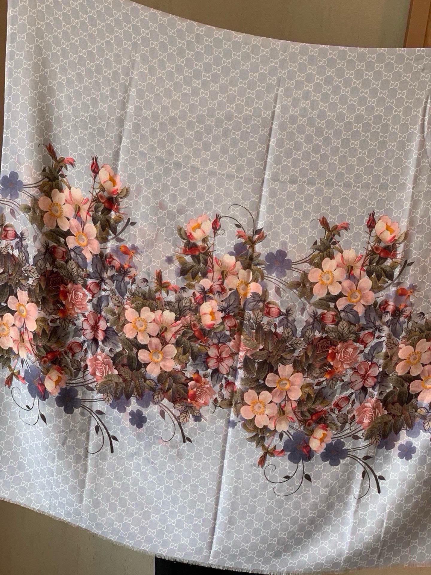 GUCCI SCARF 200 CM IN DOVE GRAY CASHMERE WITH COLORFUL FLOWER 405255