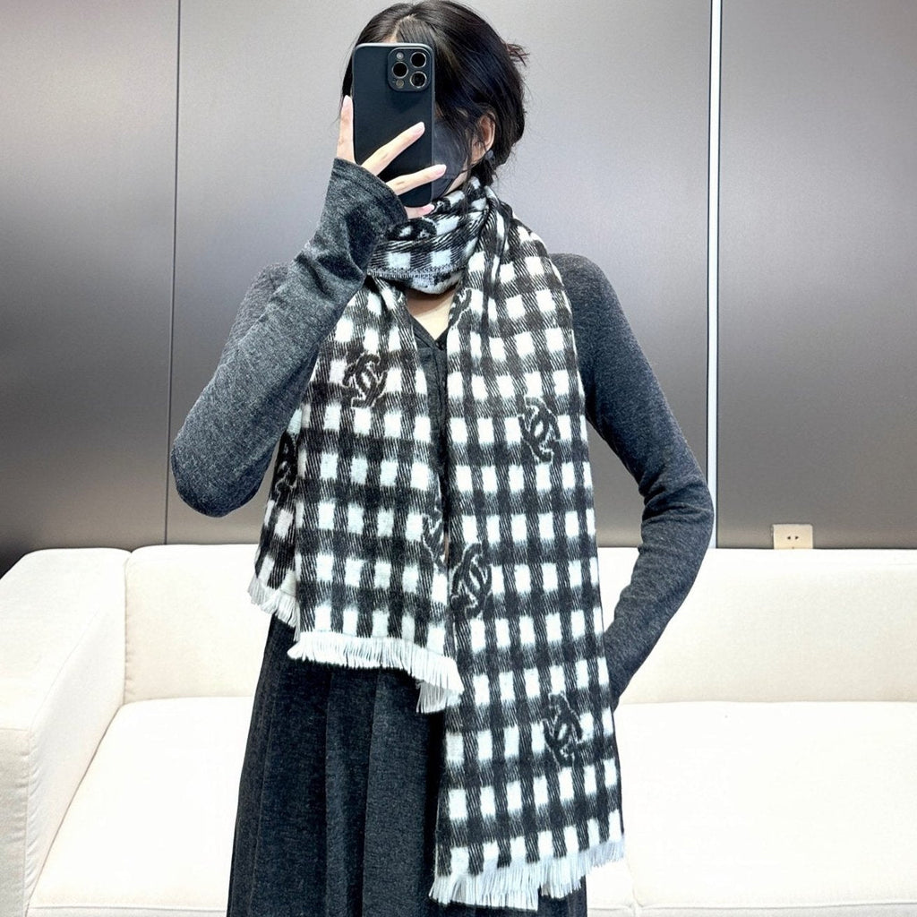 CHANEL SCARF 190 CM IN BLACK MIX WHITE CARO CASHMERE AND WOOL 390944