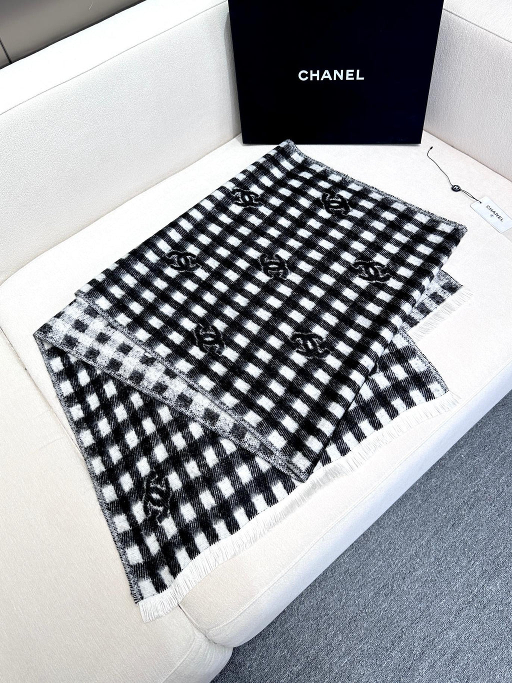 CHANEL SCARF 190 CM IN BLACK MIX WHITE CARO CASHMERE AND WOOL 390944