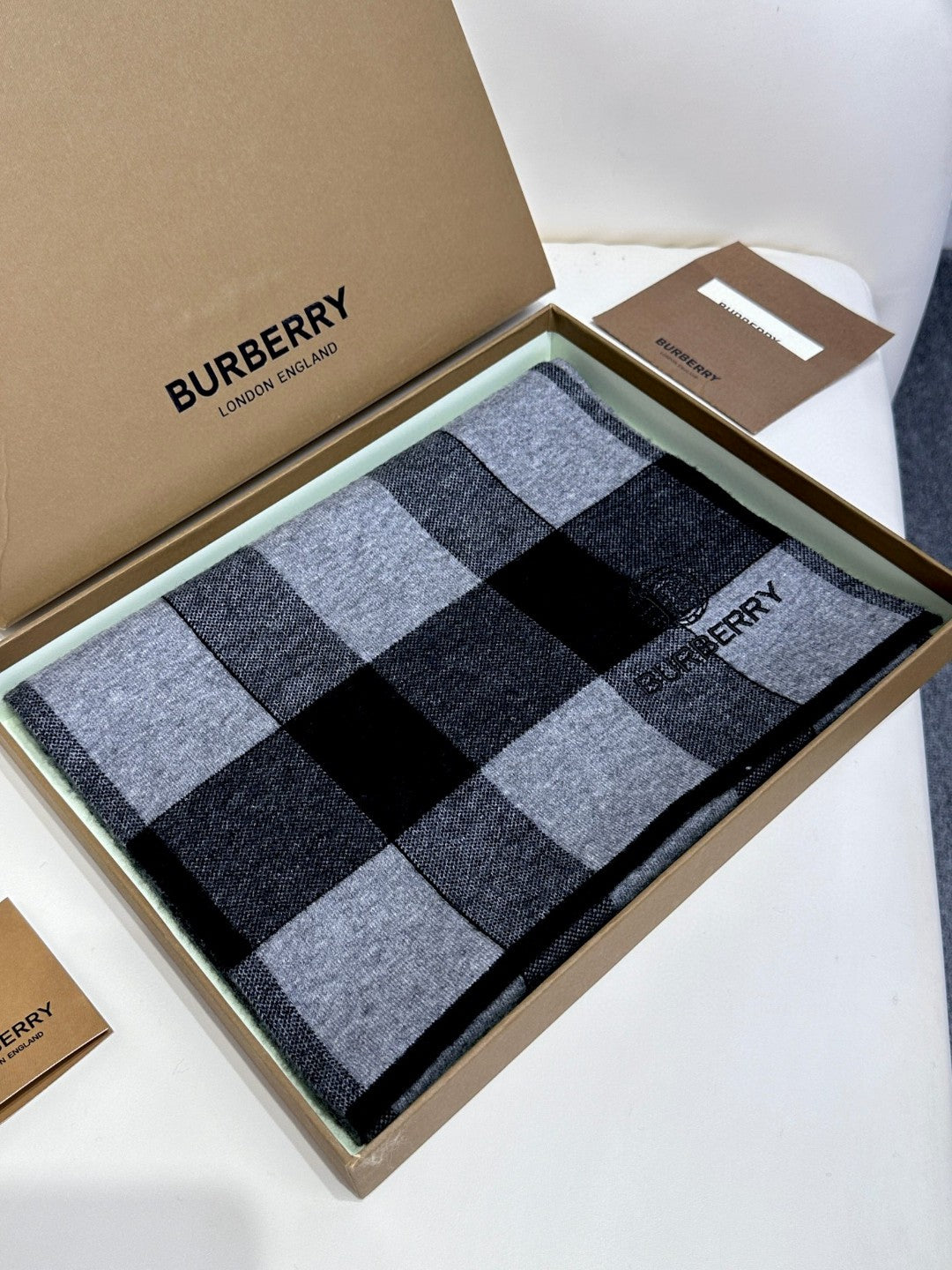 BURBERRY SCARF 180 CM IN LIGHT GRAY MIX BLACK CASHMERE 403870