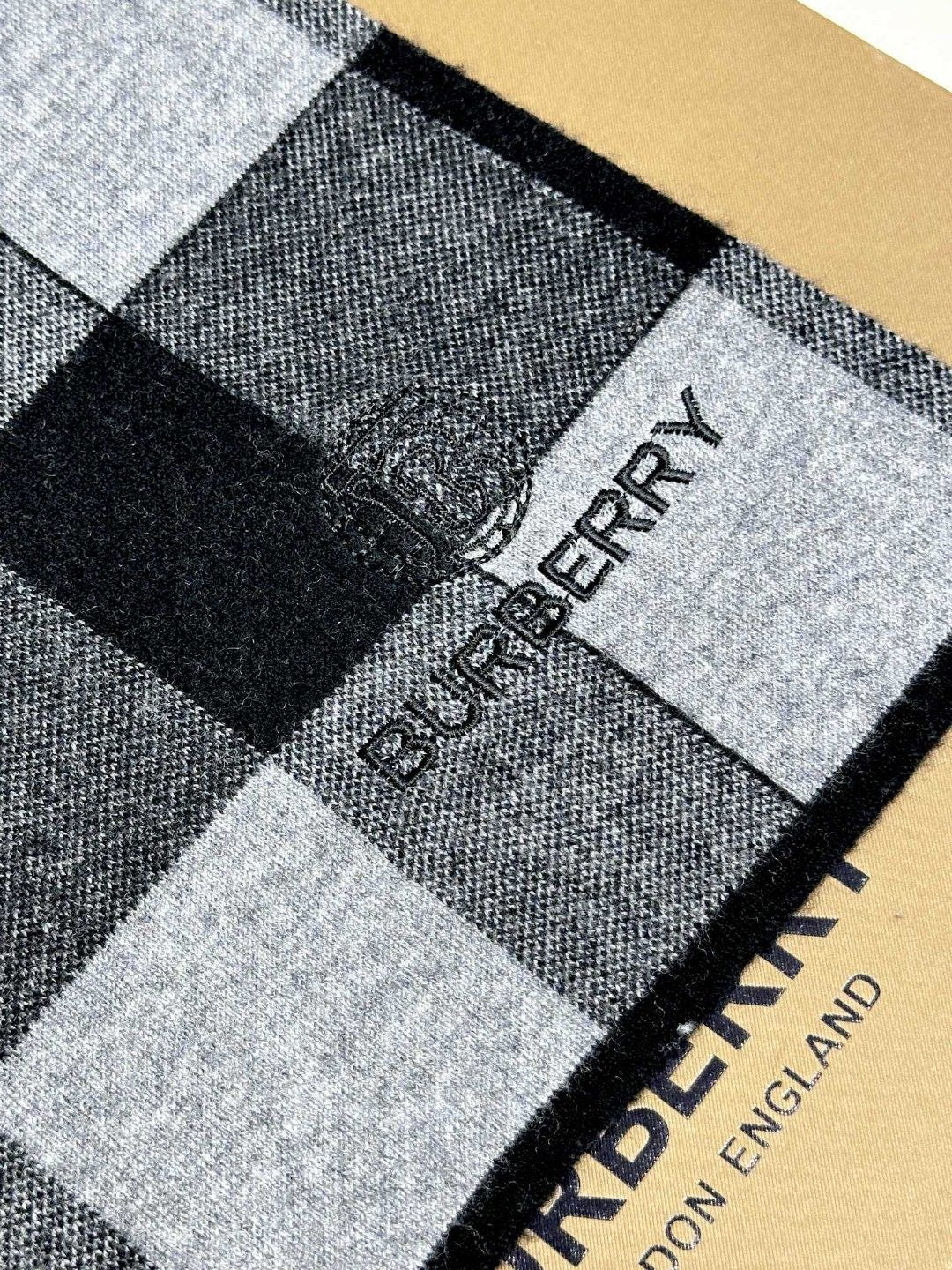BURBERRY SCARF 180 CM IN LIGHT GRAY MIX BLACK CASHMERE 403870