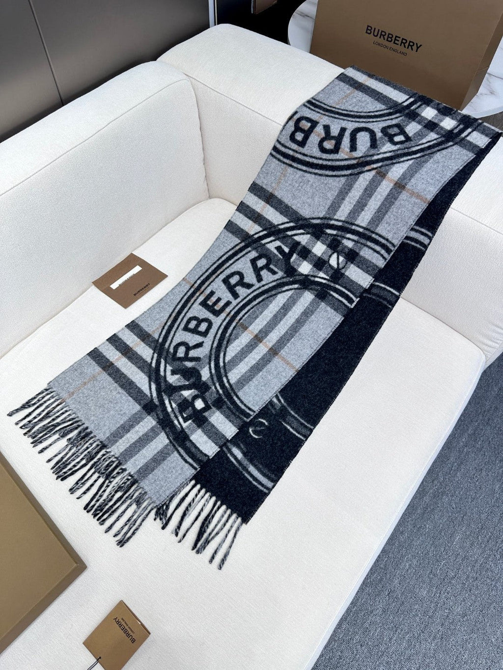 BURBERRY SCARF 180 CM IN BLACK AND LIGHT GRAY CASHMERE  407242