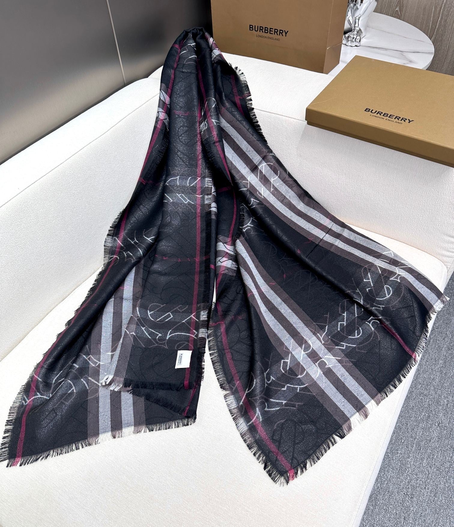 BURBERRY SCARF 220 CM IN BLACK VISCOSE AND MULBERRY SILK 408540
