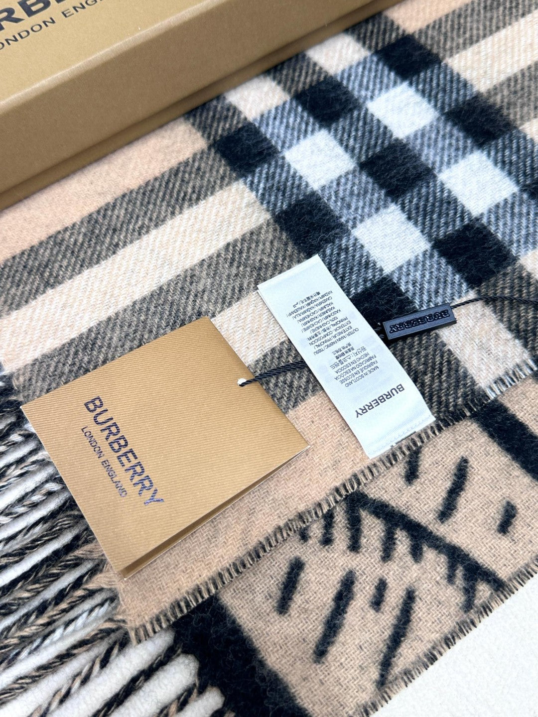 BURBERRY REVERSIBLE EKD SCARF 210 CM IN BLACK MIX CAMEL BEIGE CASHMERE 410182