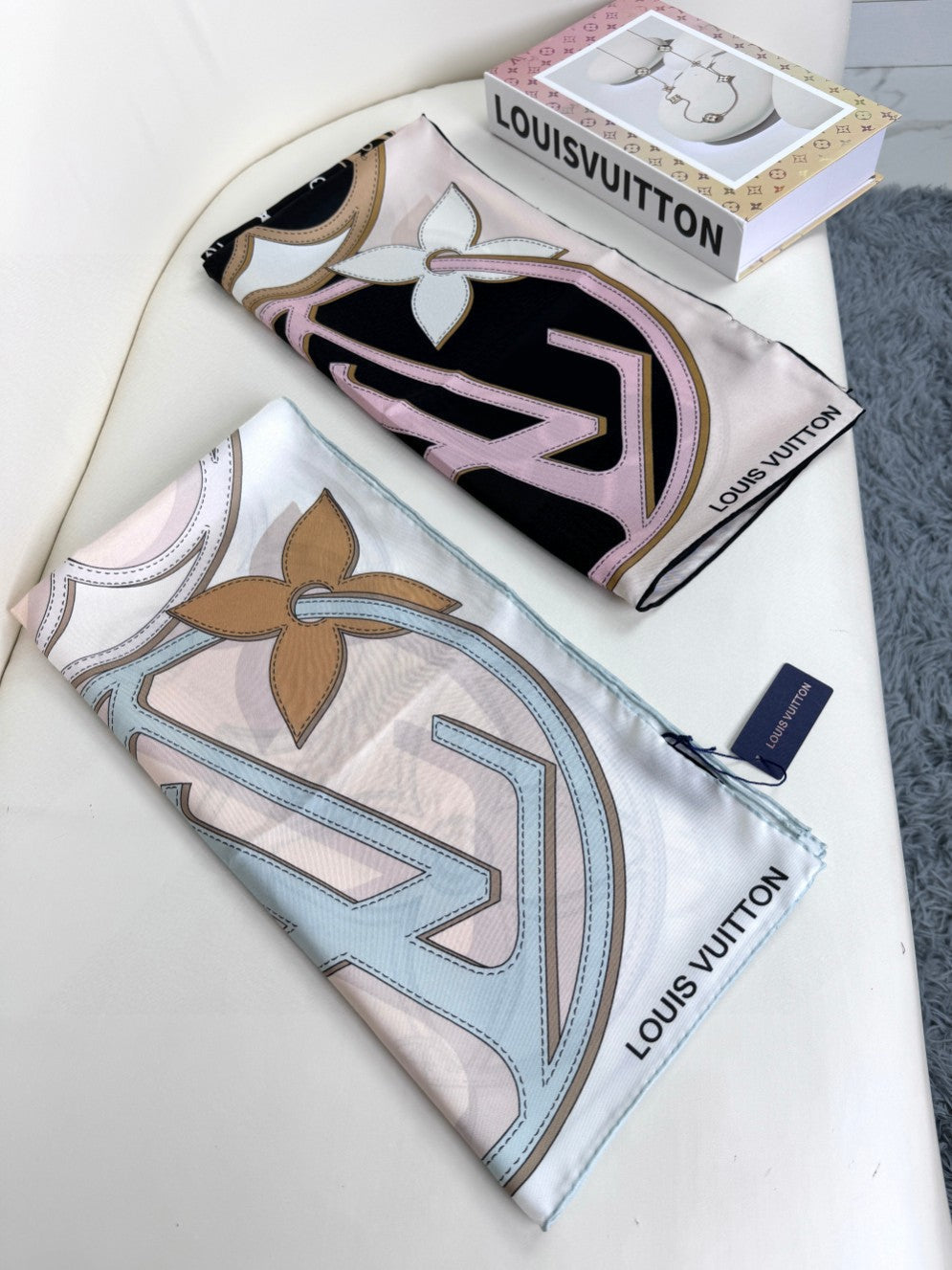 LOUIS VUITTON LV SCARF 90 CM IN SILK 720000