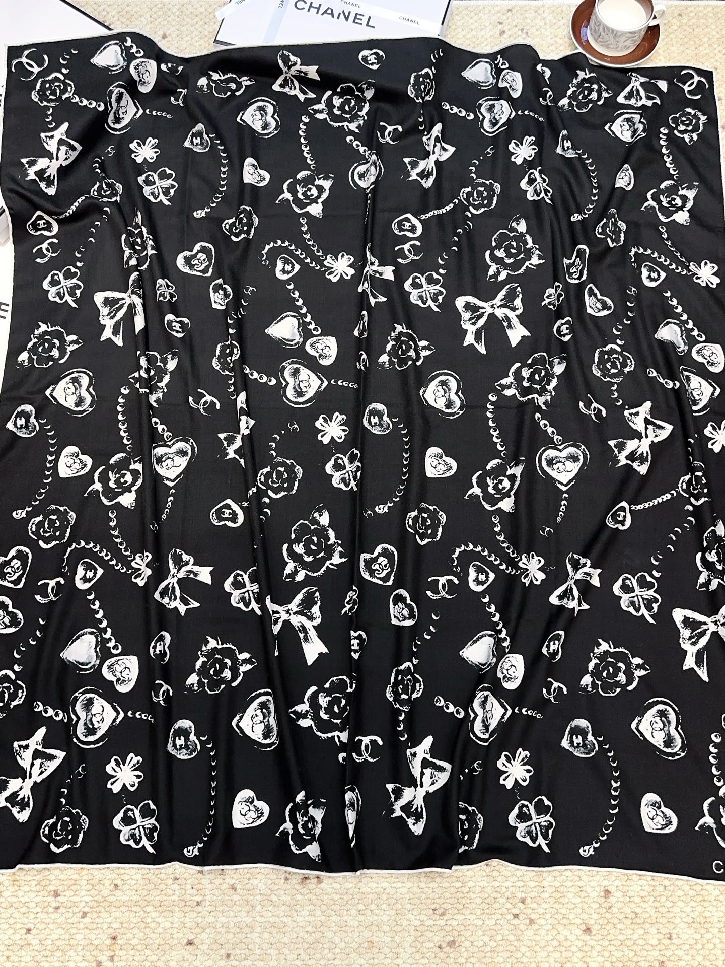 CHANEL 25S SCARF 140 CM IN CASHMERE SILK 943924