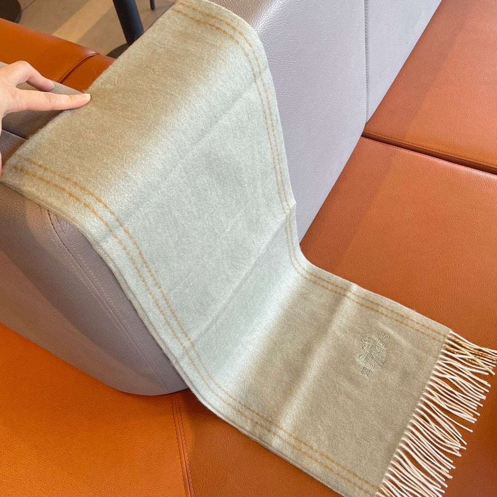 HERMES UNIE BRODEE GM MUFFLER IN PASTEL GREY CASERE