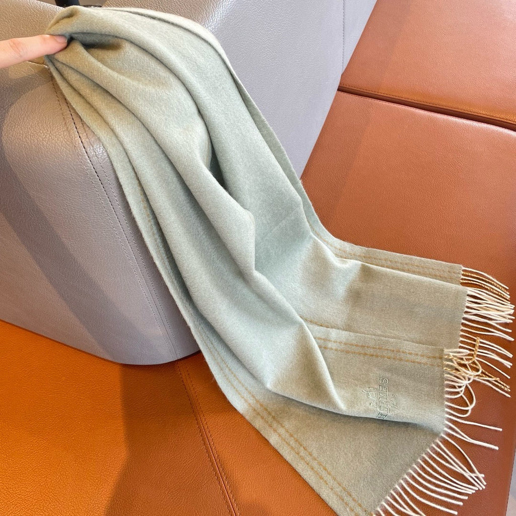 HERMES UNIE BRODEE GM MUFFLER IN PASTEL GREY CASERE