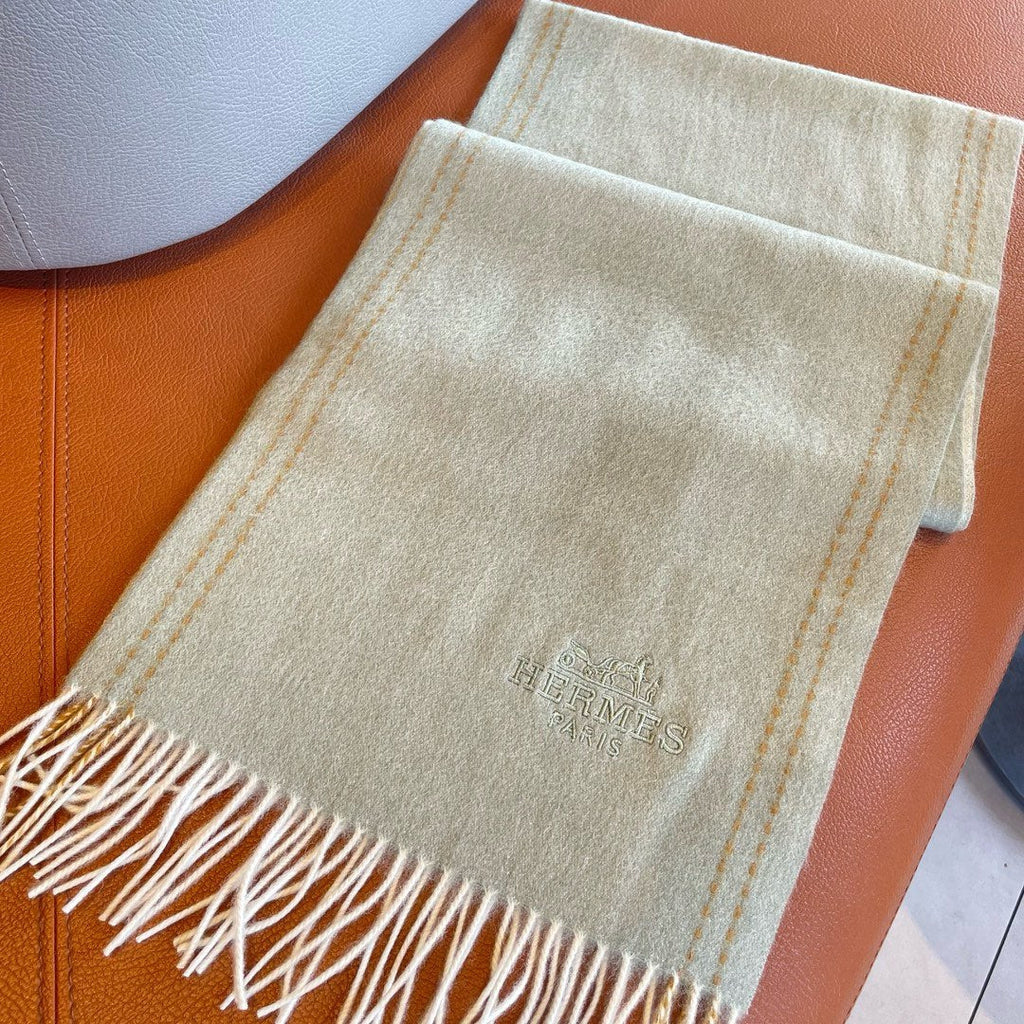 HERMES UNIE BRODEE GM MUFFLER IN PASTEL GREY CASERE