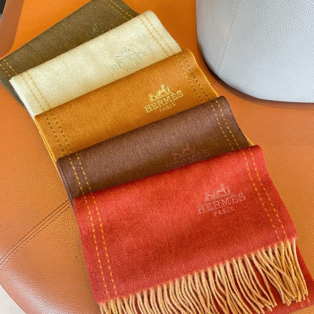 HERMES UNIE BRODEE GM MUFFLER IN PASTEL GREY CASERE