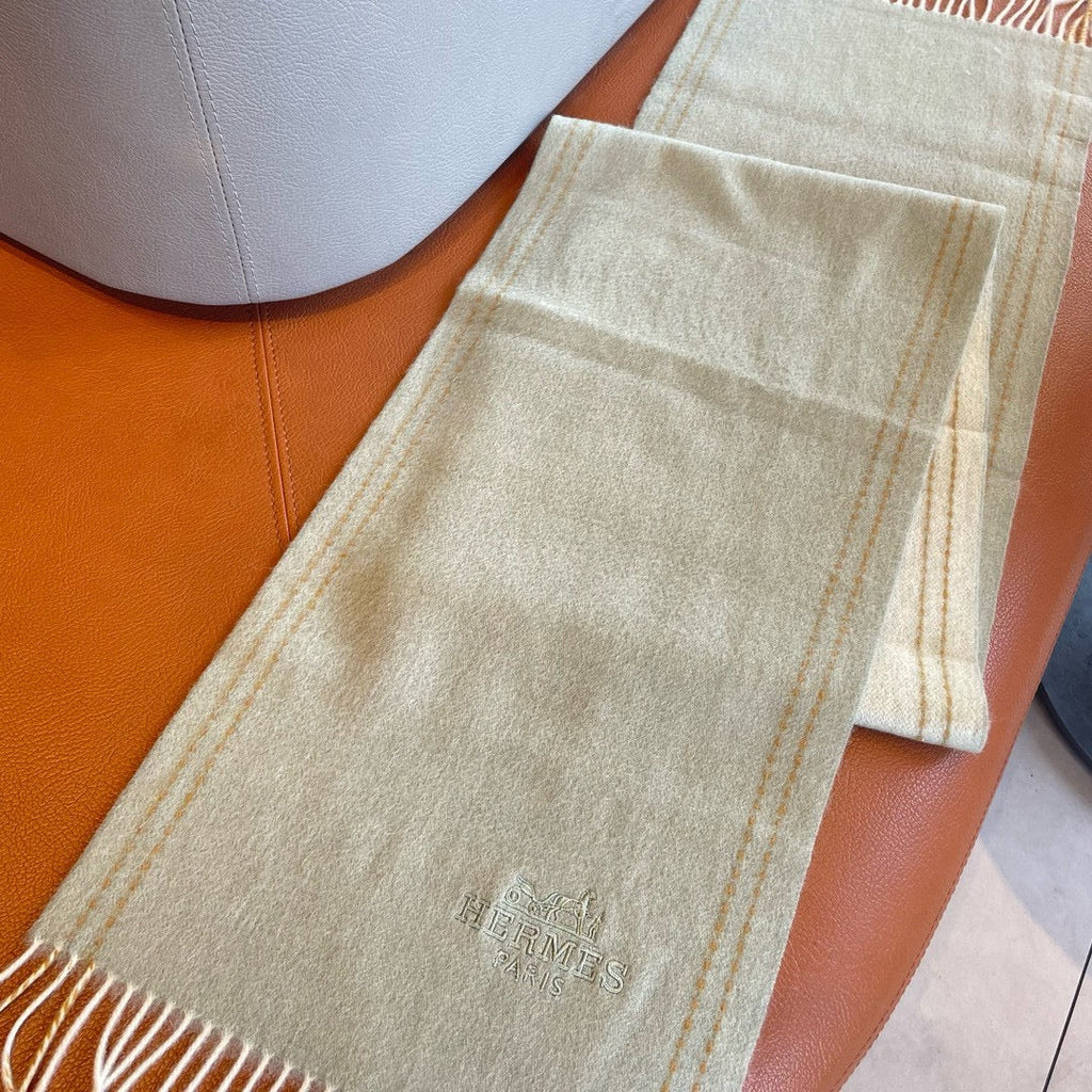 HERMES UNIE BRODEE GM MUFFLER IN PASTEL GREY CASERE