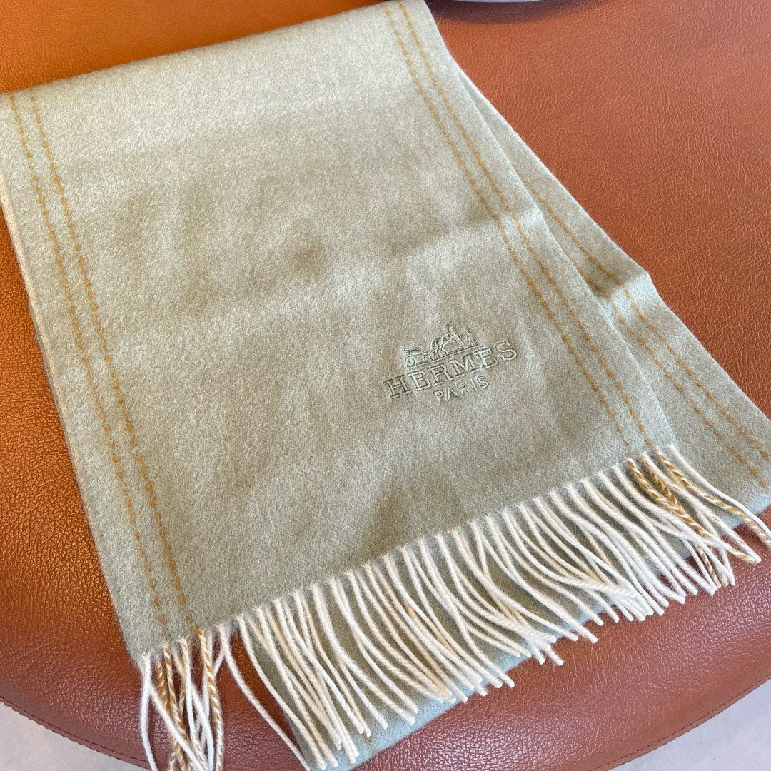 HERMES UNIE BRODEE GM MUFFLER IN PASTEL GREY CASERE
