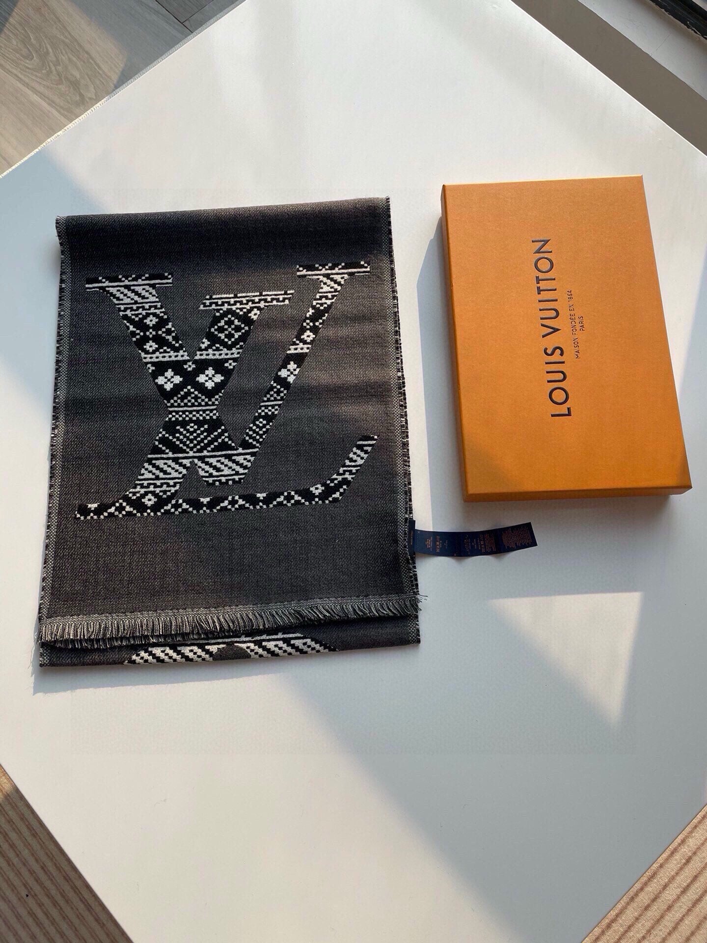 LOUIS VUITTON SCARF 200 CM IN MOUSE GRAY WOOL 390039