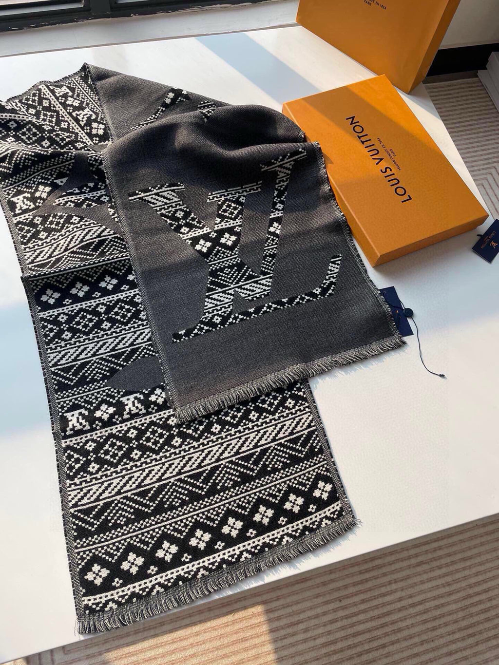 LOUIS VUITTON SCARF 200 CM IN MOUSE GRAY WOOL 390039