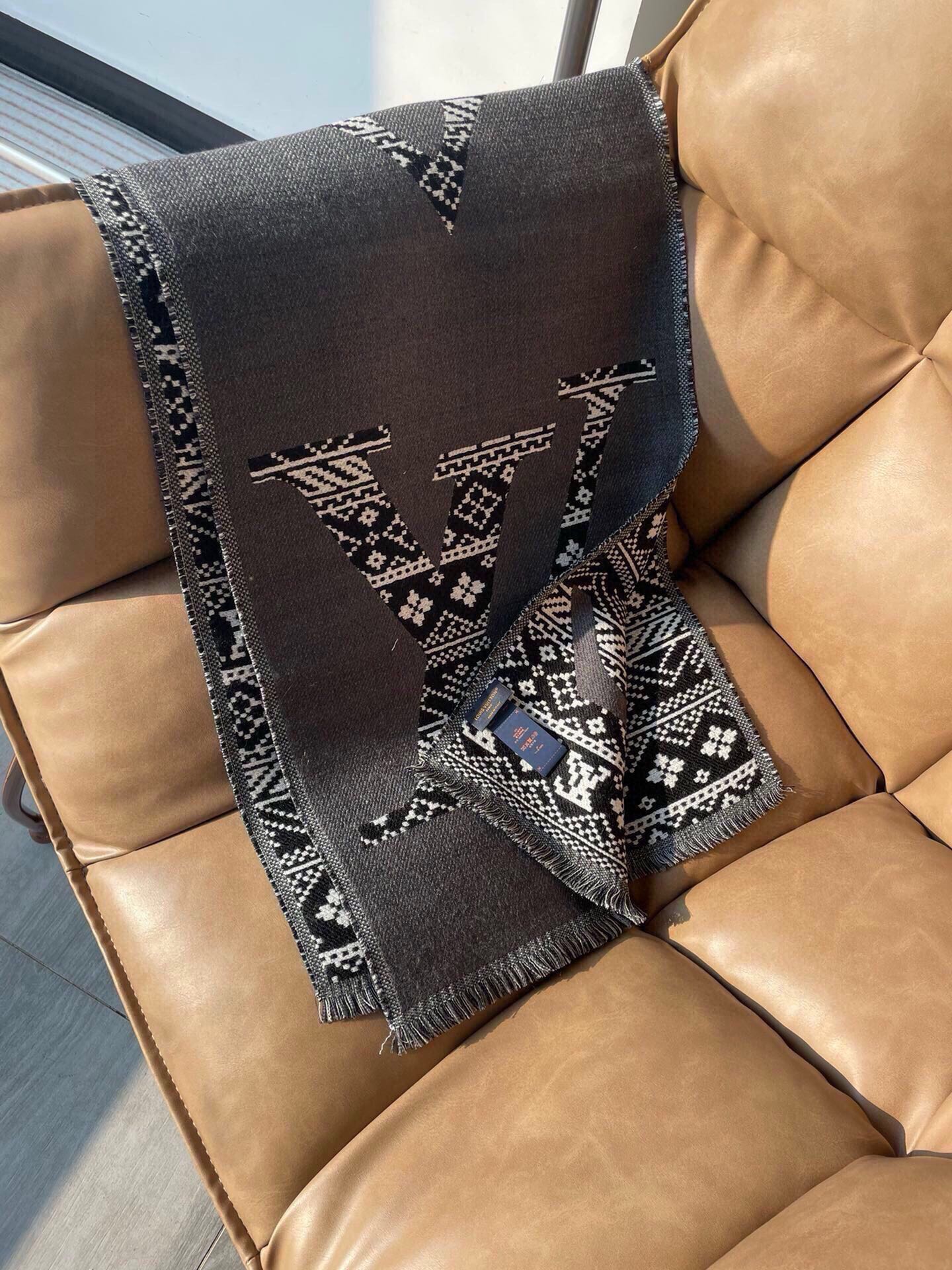 LOUIS VUITTON SCARF 200 CM IN MOUSE GRAY WOOL 390039
