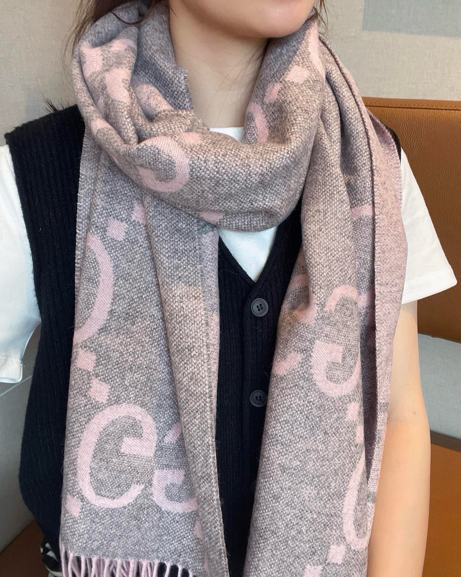 GUCCI JACQUARD PATTERN KNIT SCARF 195 CM WITH TASSELS HARBOR GRAY MIX LIGHT PINK 403748