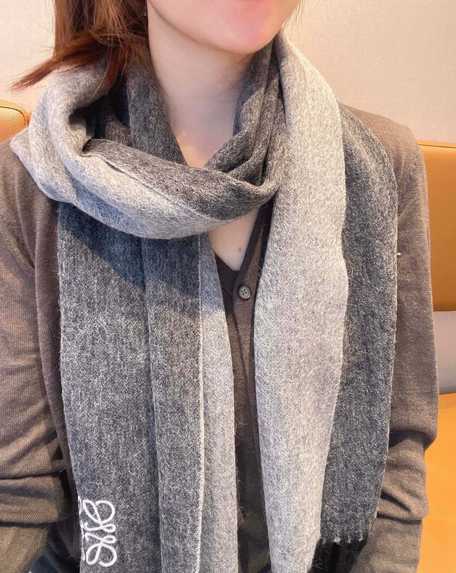 LOEWE SCARF 180 CM IN MOUSE GRAY CASHMERE AND WOOL 403756