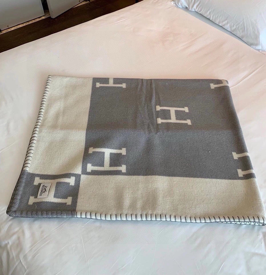 HERMES TIGRE BAYADERE BLANAVALON III THROW BLANKET IN LIGHT GRAY CASERE 407144