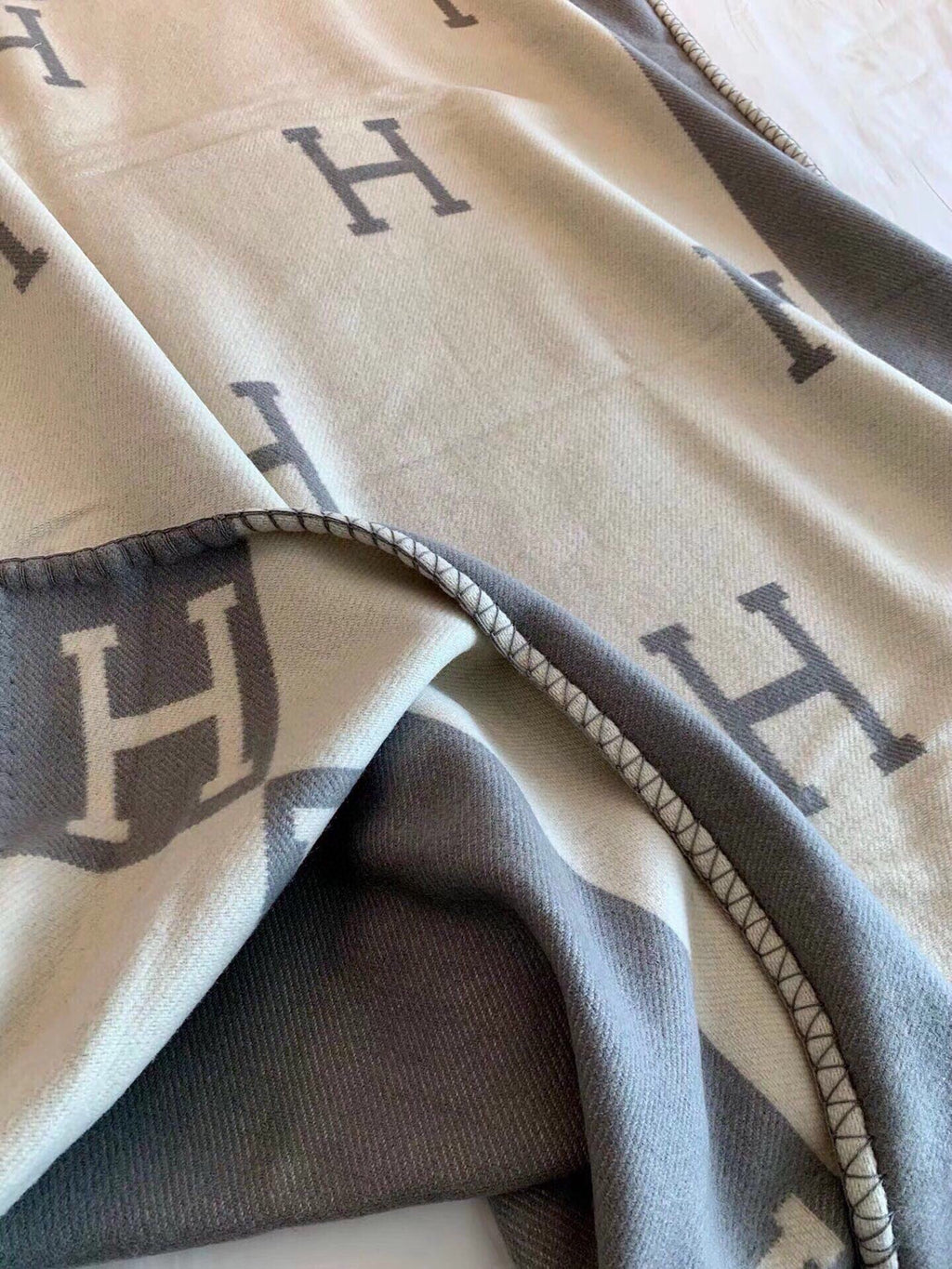 HERMES TIGRE BAYADERE BLANAVALON III THROW BLANKET IN LIGHT GRAY CASERE 407144