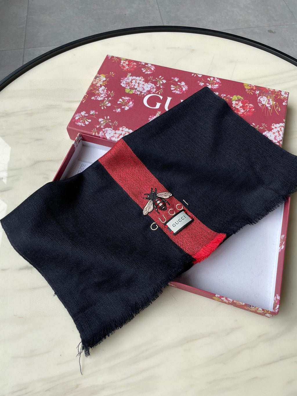 GUCCI SCARF 200 CM IN BLACK MIX RED CASHMERE WITH EMBROIDERED BEE 407516